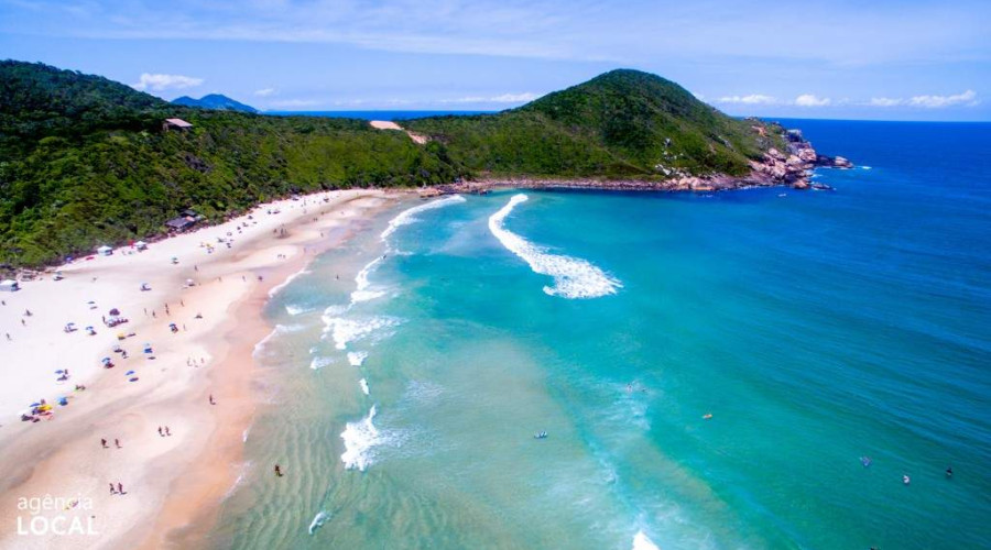 Todo sobre la Praia do Rosa, una de las más bonitas de Brasil